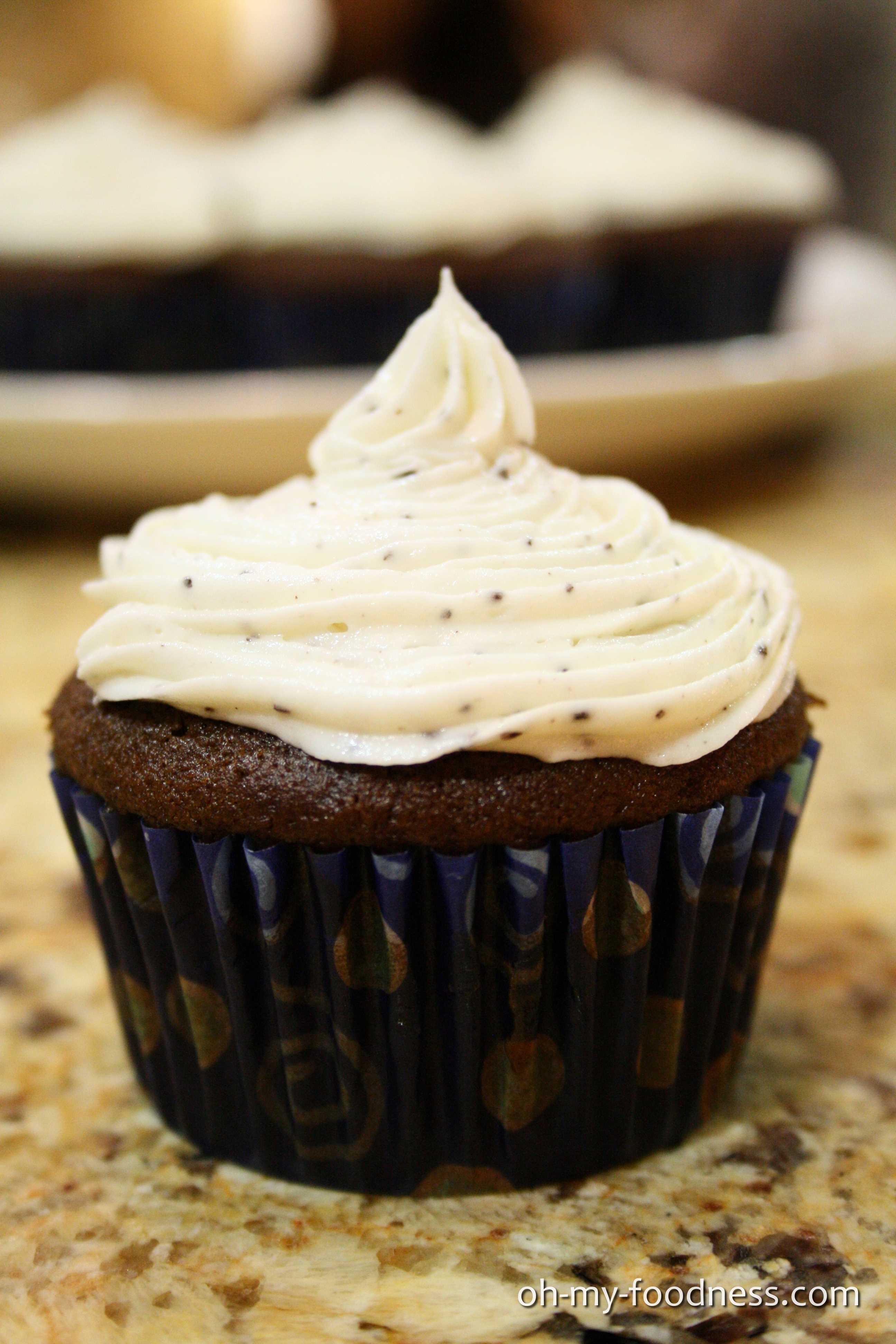 Mocha Cupcakes with Espresso Buttercream Frosting | Oh My Foodness!